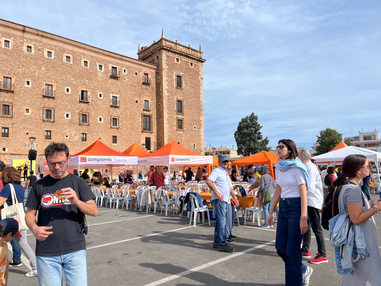 Centenars de persones omplen l'esplanada del Monestir de Santa Maria del Puig