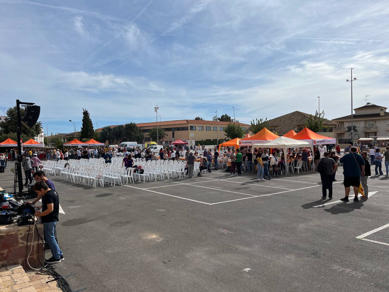 Centenars de persones omplen l'esplanada del Monestir de Santa Maria del Puig