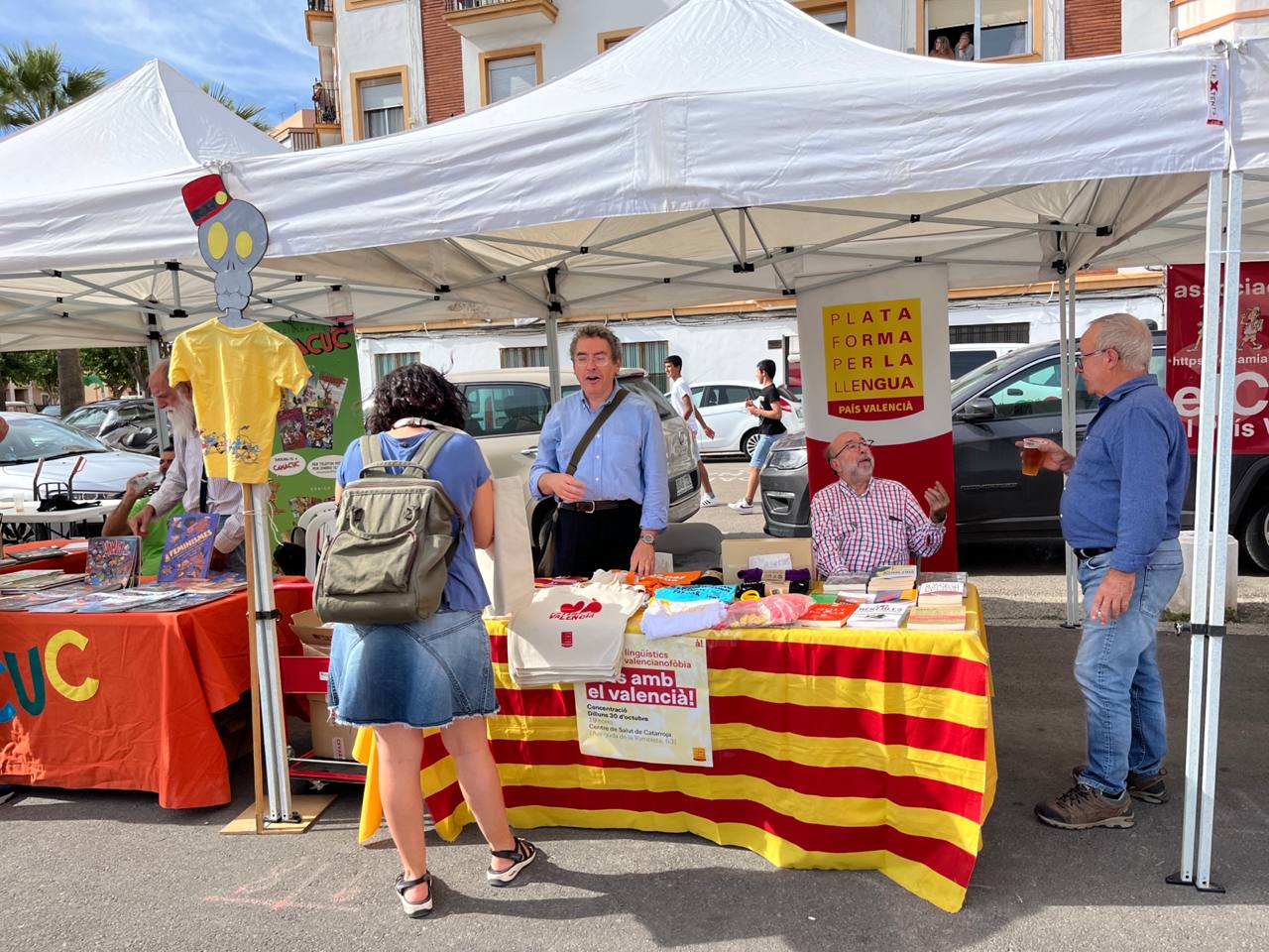 Centenars de persones omplen l'esplanada del Monestir de Santa Maria del Puig