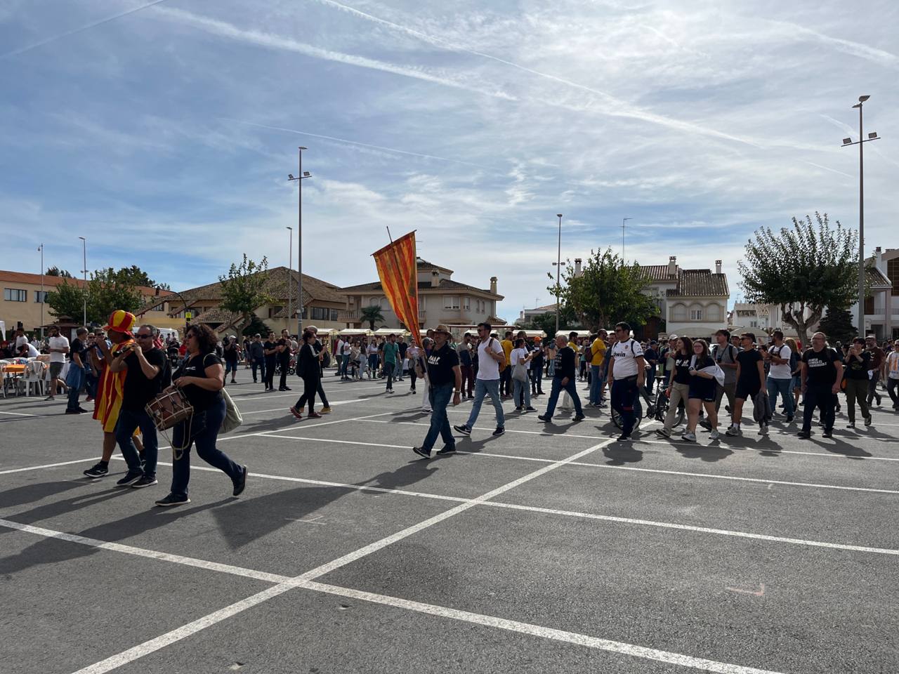 Centenars de persones omplen l'esplanada del Monestir de Santa Maria del Puig