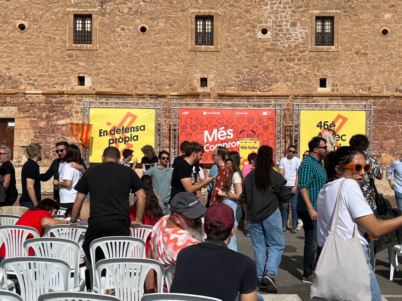 Centenars de persones omplen l'esplanada del Monestir de Santa Maria del Puig