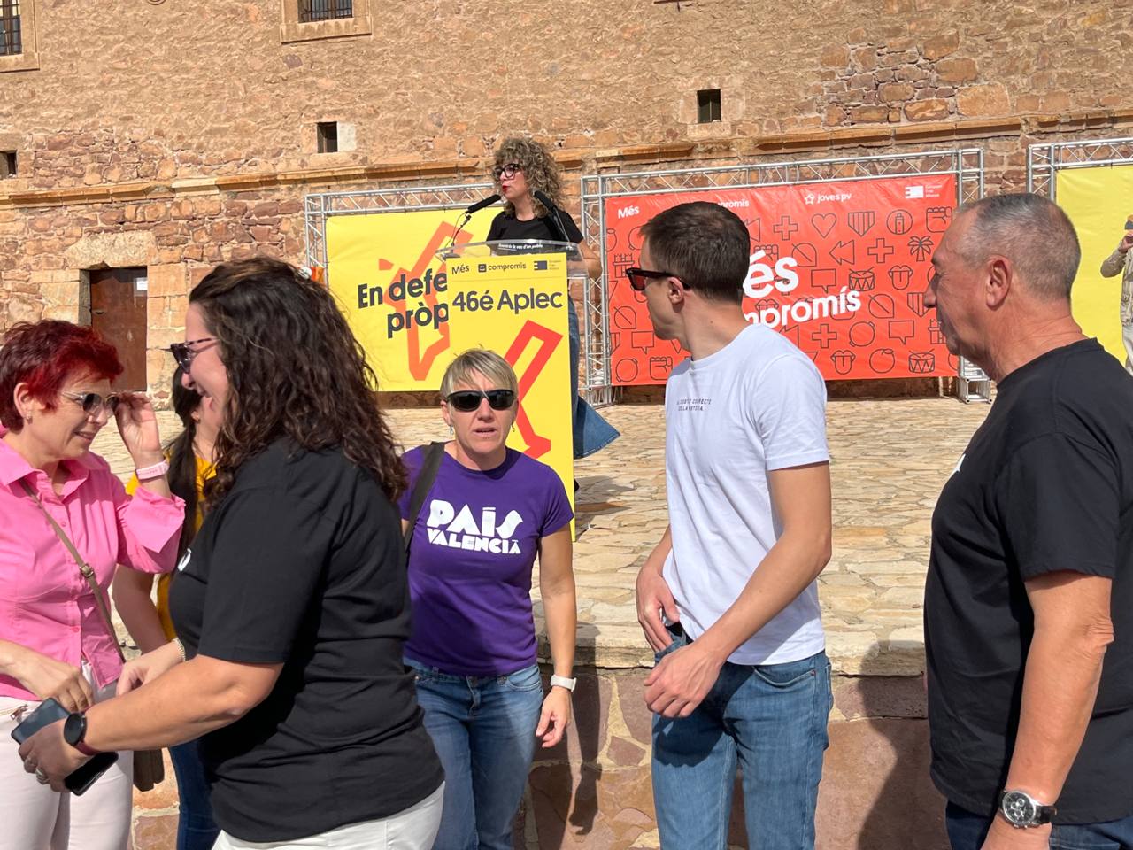Centenars de persones omplen l'esplanada del Monestir de Santa Maria del Puig