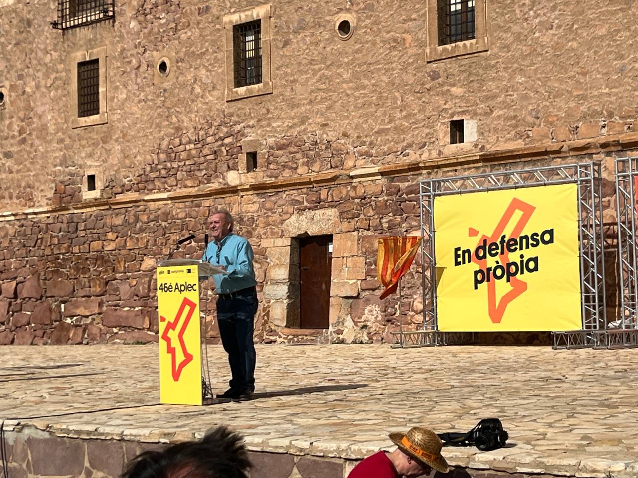 Centenars de persones omplen l'esplanada del Monestir de Santa Maria del Puig