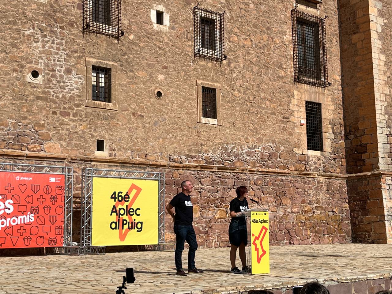 Centenars de persones omplen l'esplanada del Monestir de Santa Maria del Puig