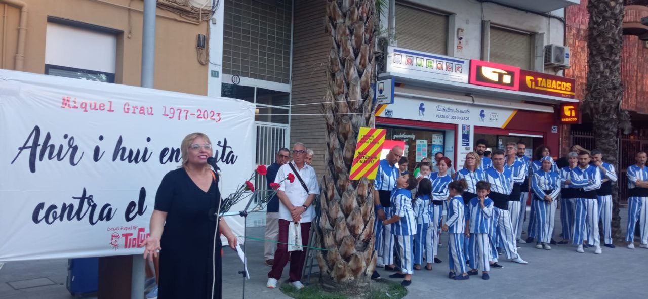 Un centenar de persones recorden Miquel Grau a Alacant