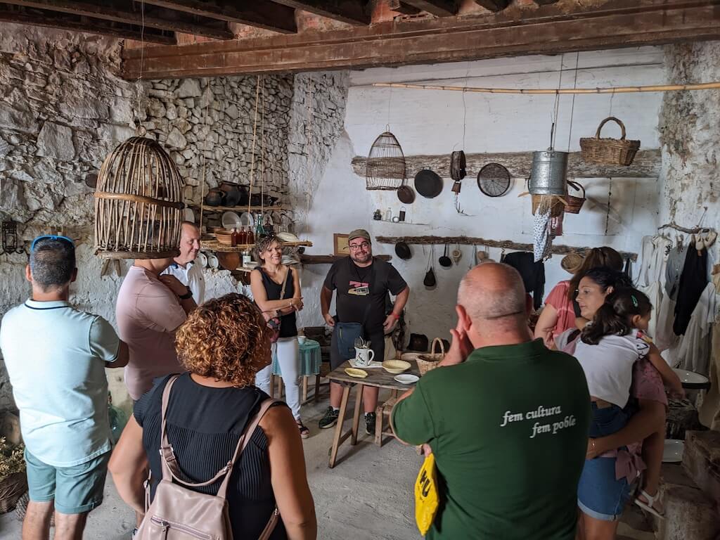 Suera ofereix visites guiades per a donar a conèixer la manera de viure al segle XIX