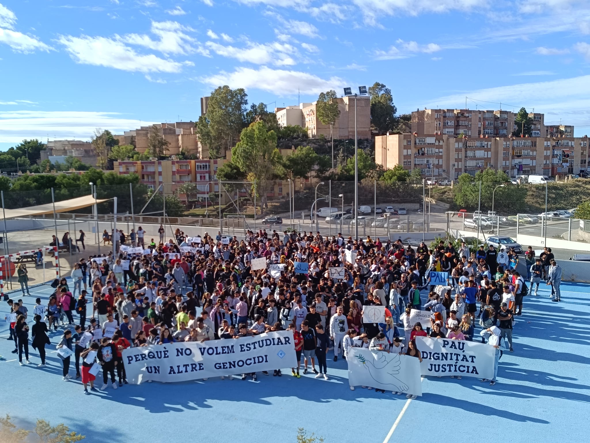 Concentració a l'IES Les Llomes d'Alacant a favor de Palestina