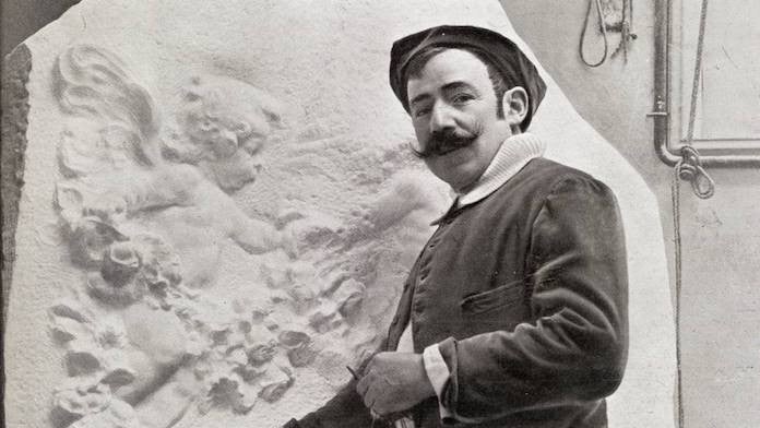 Marià Benlliure treballant al seu taller