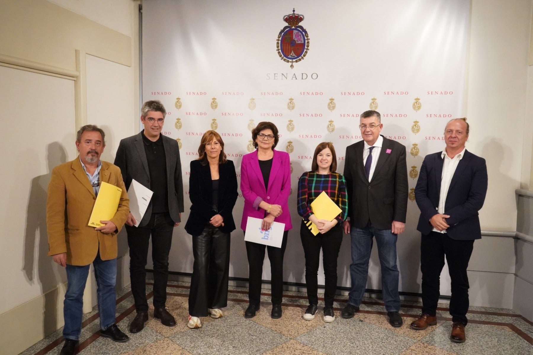 Els grups de Compromís, ERC, Bildu, BNG, Geroa Bai i Eivissa i Formentera registren al Senat una proposta de reforma del reglament  per a garantir l'ús de les llengües oficials.

