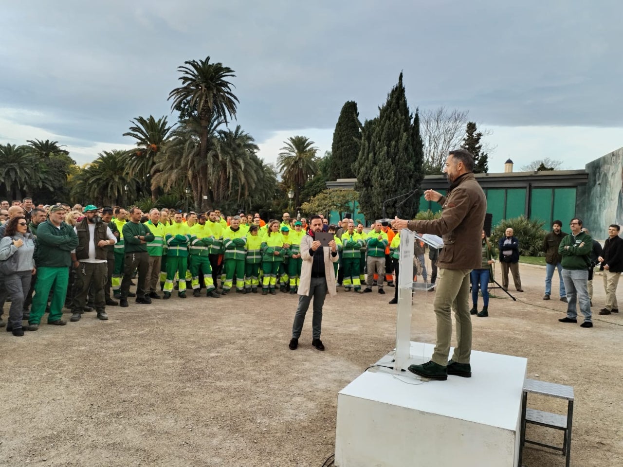 Juanma Badenas fent el míting davant de 300 treballadors municipals