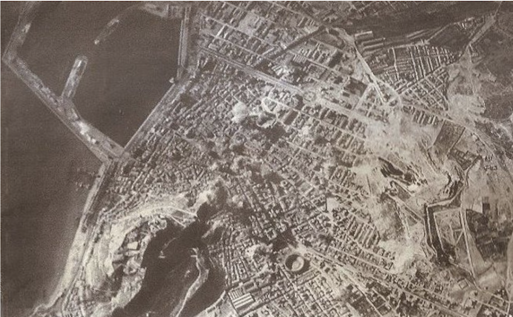 Imatge aèria d'Alacant durant un bombardeig en la Guerra Civil