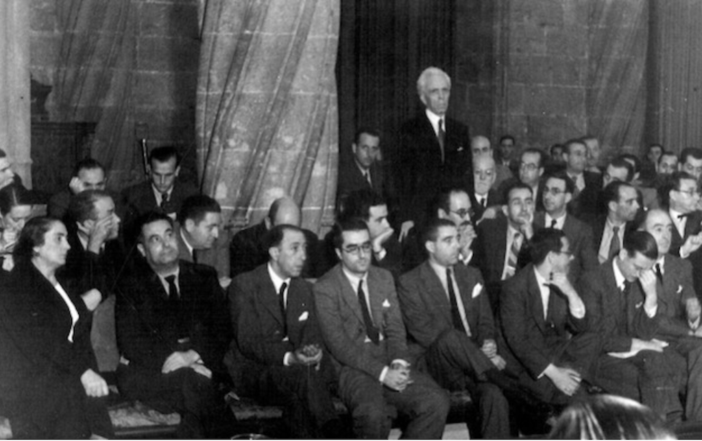 Obertura de les Corts espanyoles a la Llotja, 1/10/1937. En primera fila, a l'esquerra, La Pasionaria; dempeus, parlant, Portela Valladares | Luis Vidal | Arxiu Gràfic ABC