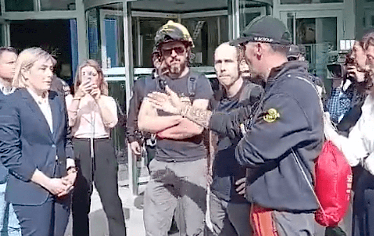 Bombers forestals acomiadats protesten davant de la consellera de Justícia i Interior, Elisa Núñez