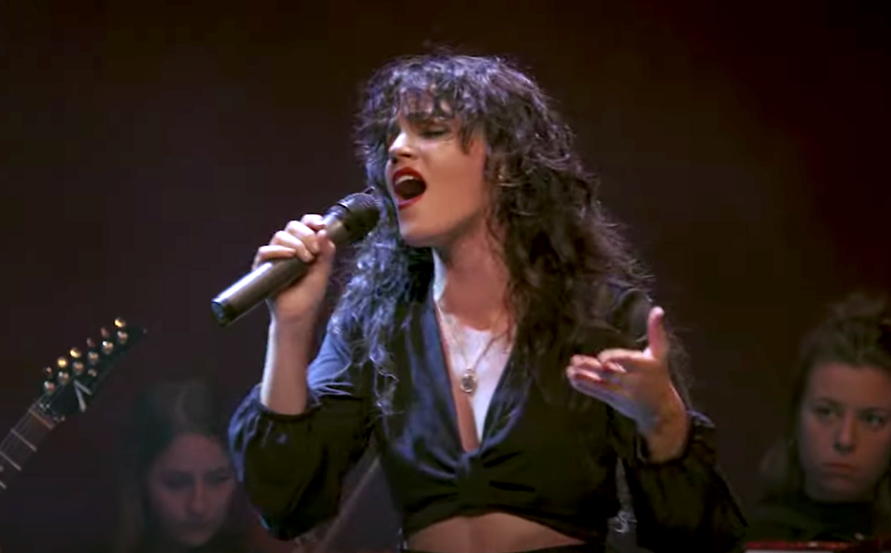 La Maria cantant «Al vent», de Raimon, als Premis Ovidi