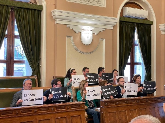Regidors de l'oposició de l'Ajuntament de Castelló de la Plana protesten davant el canvi de denominació / Plataforma per la Llengua