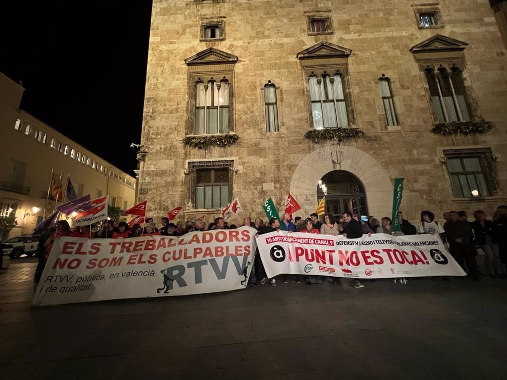 Concentració davant del Palau de la Generalitat dels treballadors d'À Punt