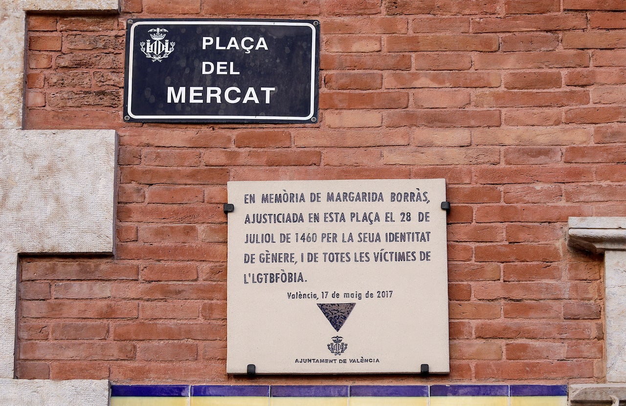 Placa que rememora l'ajusticiament de Margarida Borràs a la plaça del Mercat de València el 1460