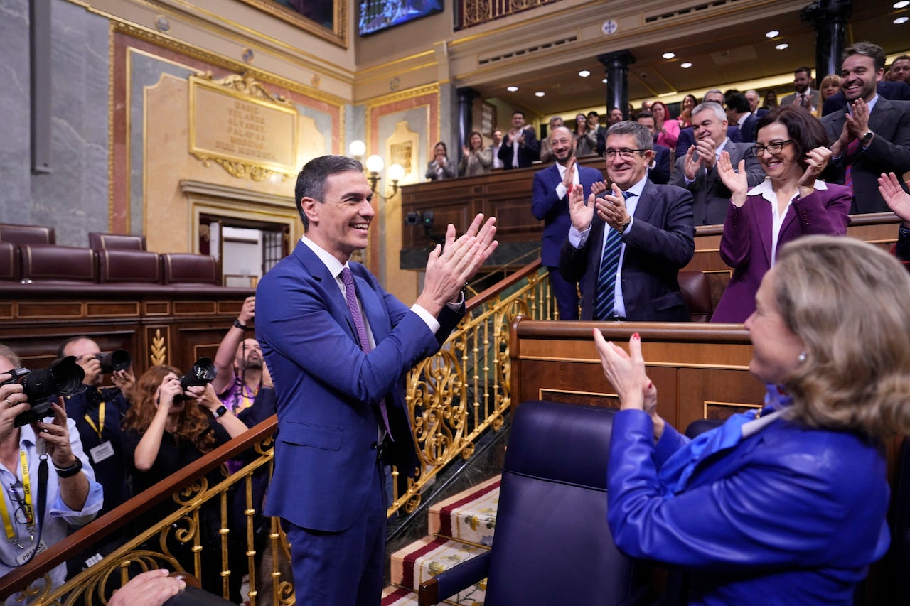 Pedro Sánchez aplaudint a l'hemicicle | Javier Barbancho | ACN