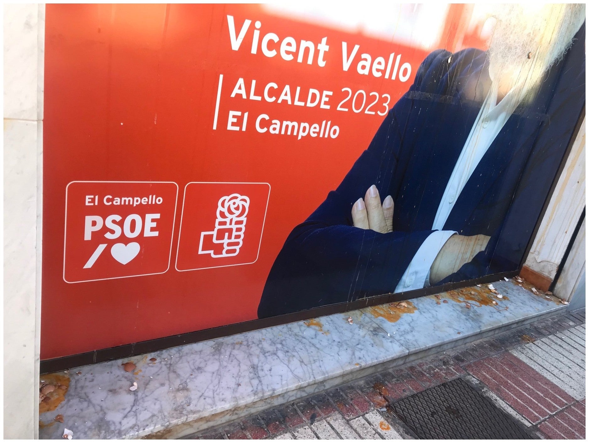 Els responsables han llançat ous crus de matinada a la façana de la seu dels socialistes campellers. PSPV