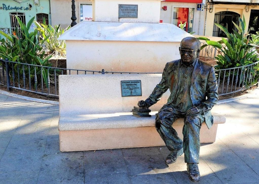 Escultura de Vicent Andrés Estellés a Burjassot