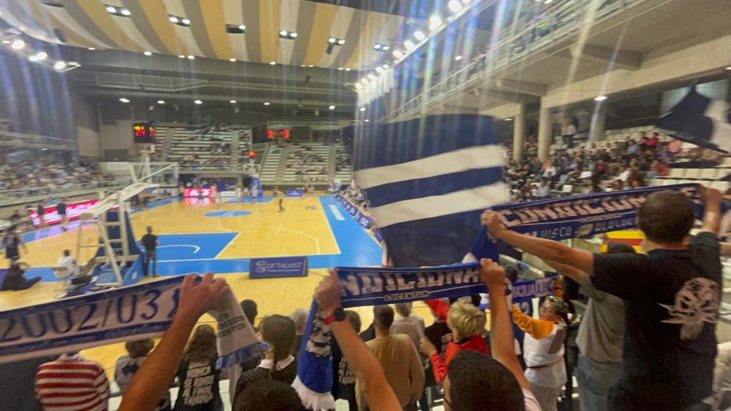 Graderia amb la penya Kali Nord, aficionats de l'equip de bàsquet d'Alacant, al Centre de Tecnificació