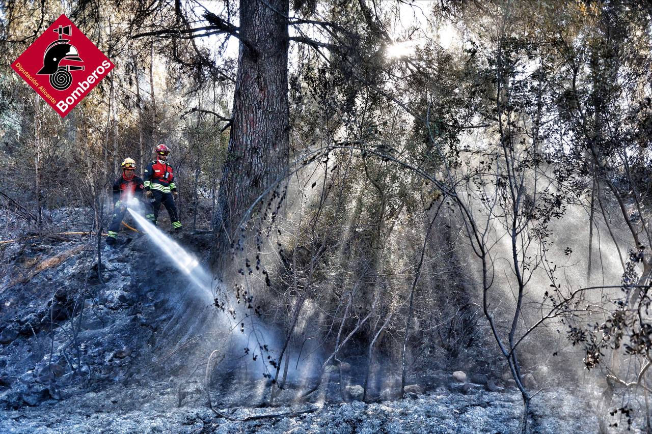 Bombers treballen en l'extinció de l'incendi declarat al Ràfol d'Almúnia