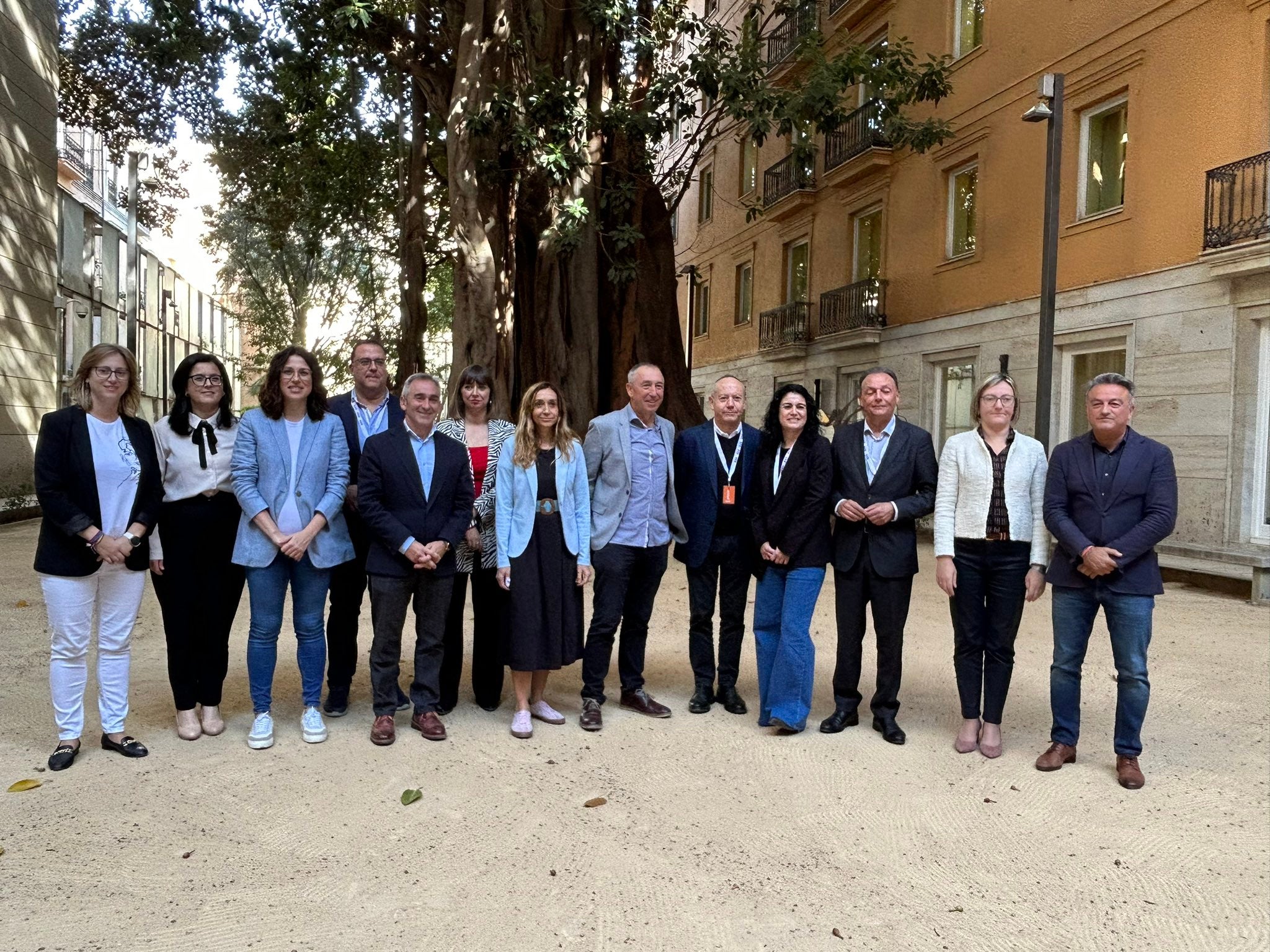 Partits, sindicats i patronal es reuneixen per a acordar la demanda d'un nou sistema de finançament
