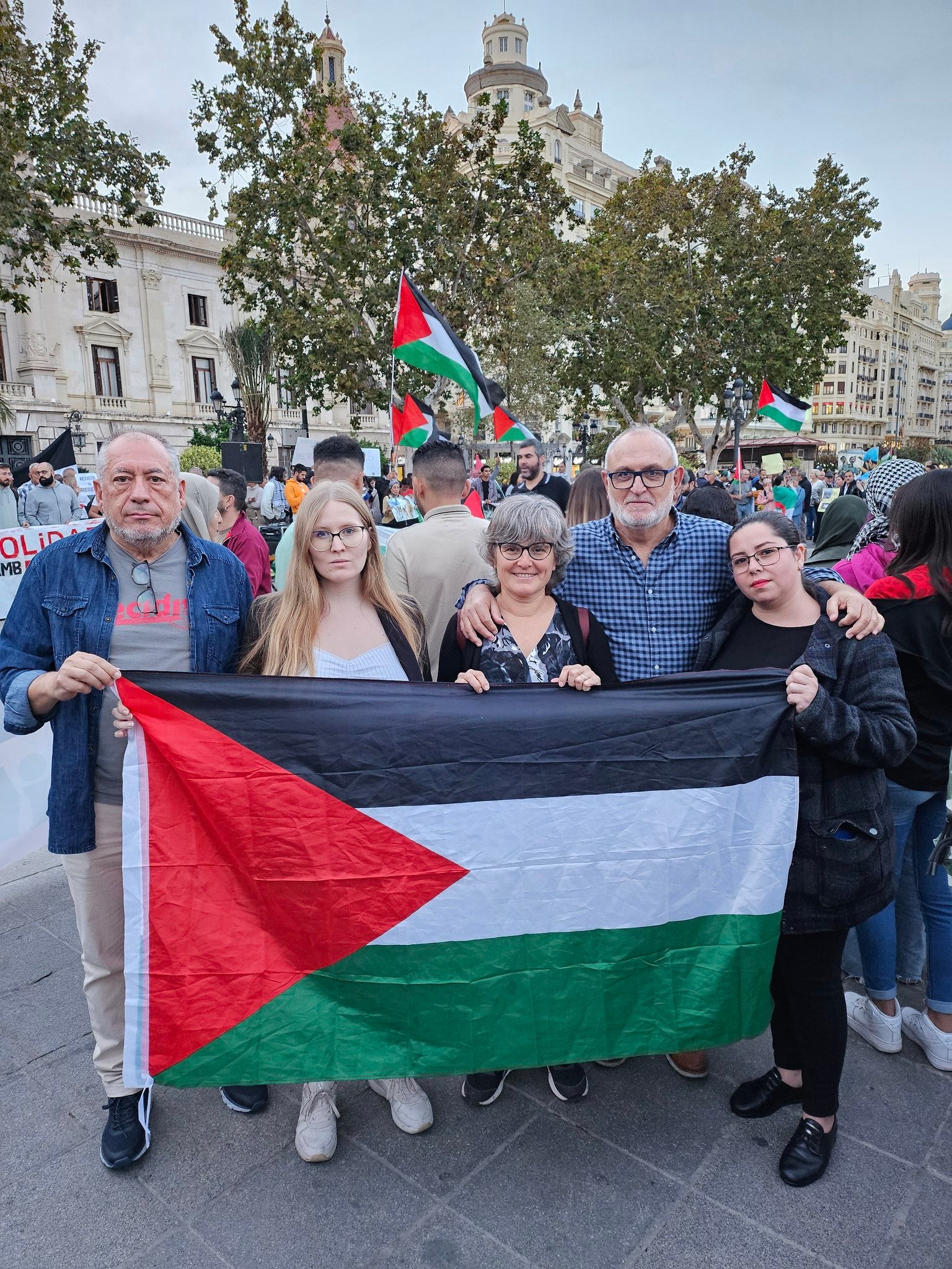 Zahia Guidoum, la segona per l'esquerra, en una manifestació propalestina recent