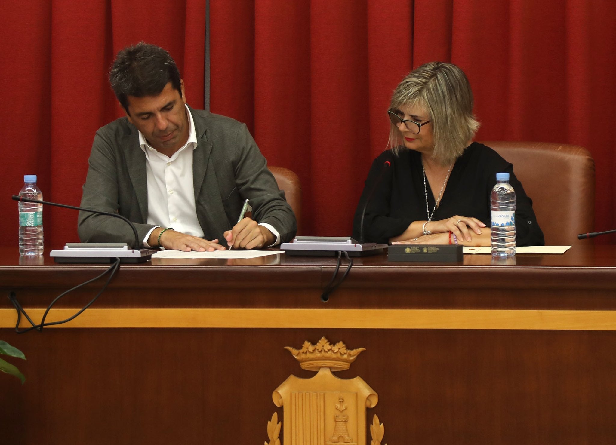L'alcaldessa de Santa Pola, Loreto Serrano, amb el president valencià Carlos Mazón 