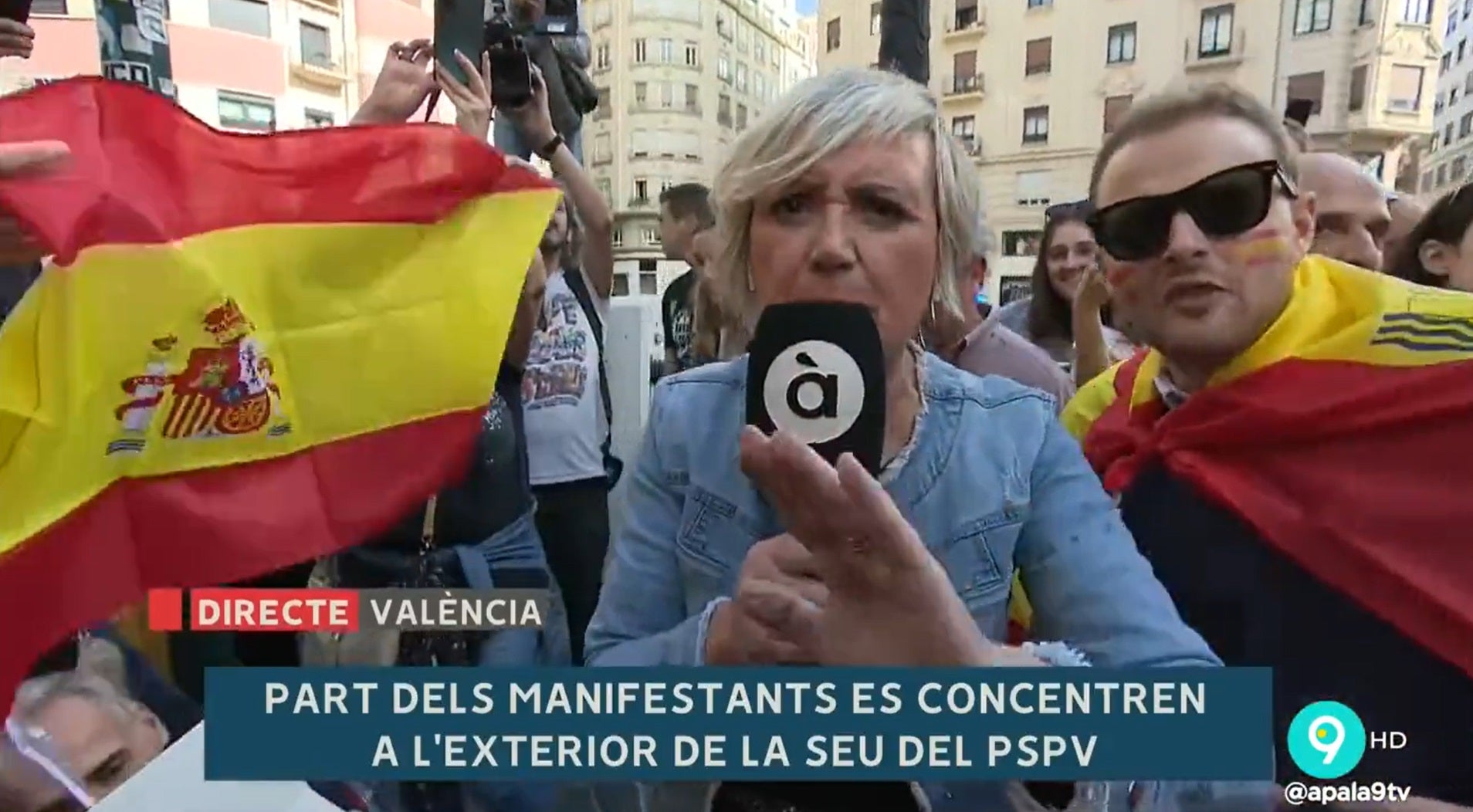 La periodista d'À Punt, Matilde Alcaraz, increpada per manifestants contra l'amnistia