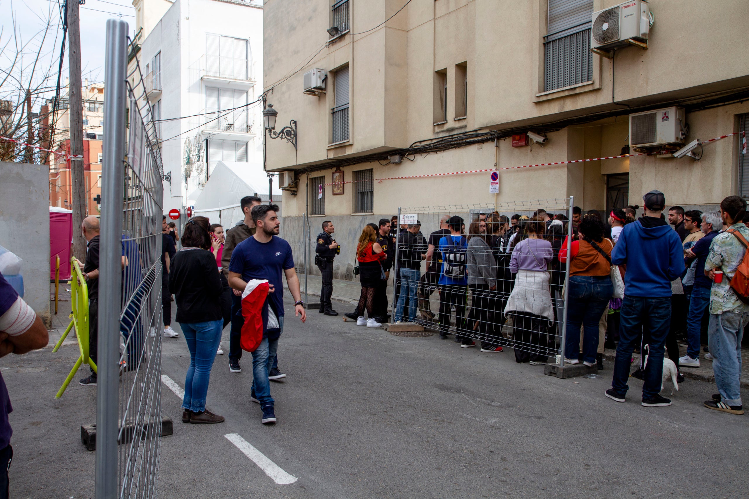 Moment de l'ocupació de l'immoble a Marià Cuber, on es pot observar com al carrer no hi havia circulació i en canvi sí molts vianants