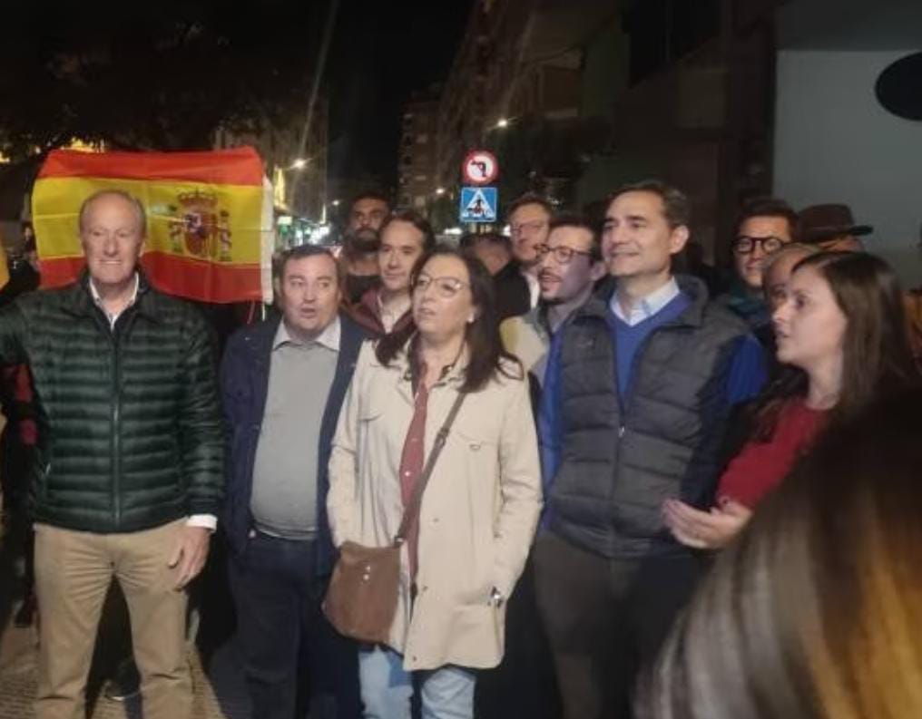 Antonio Ortolà i altres membres de Vox a la concentració davant la seu del PSOE, poc abans que començaren els disturbis