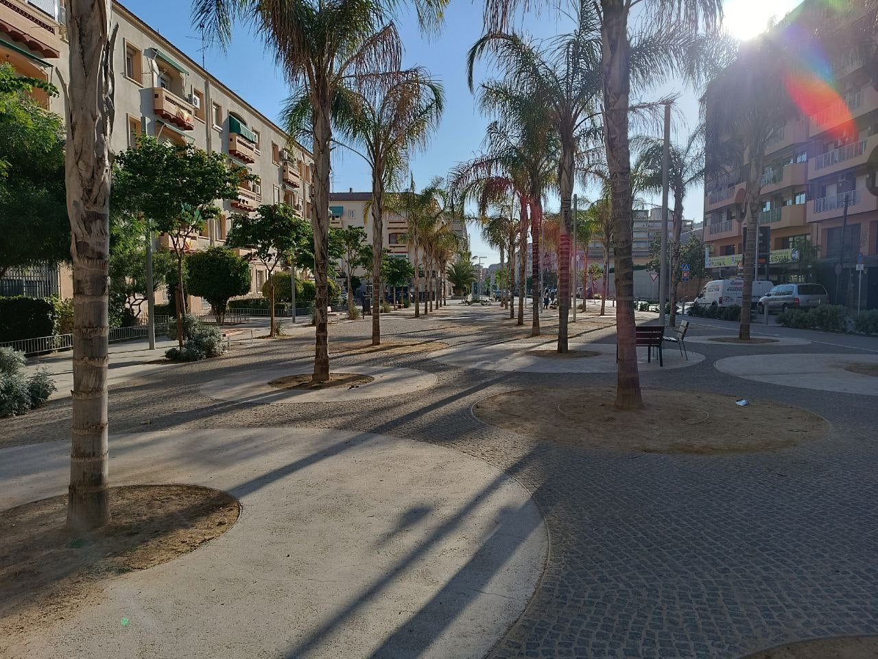 Plaça a l'avinguda del Pare Esplà, al barri alacantí de Carolines