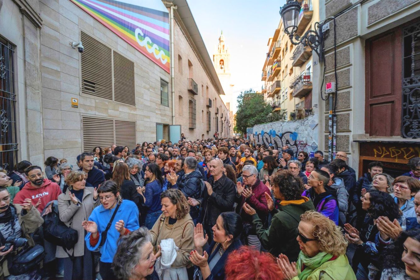 Concentració de protesta contra la destitució de Pérez Pont davant del CCCC