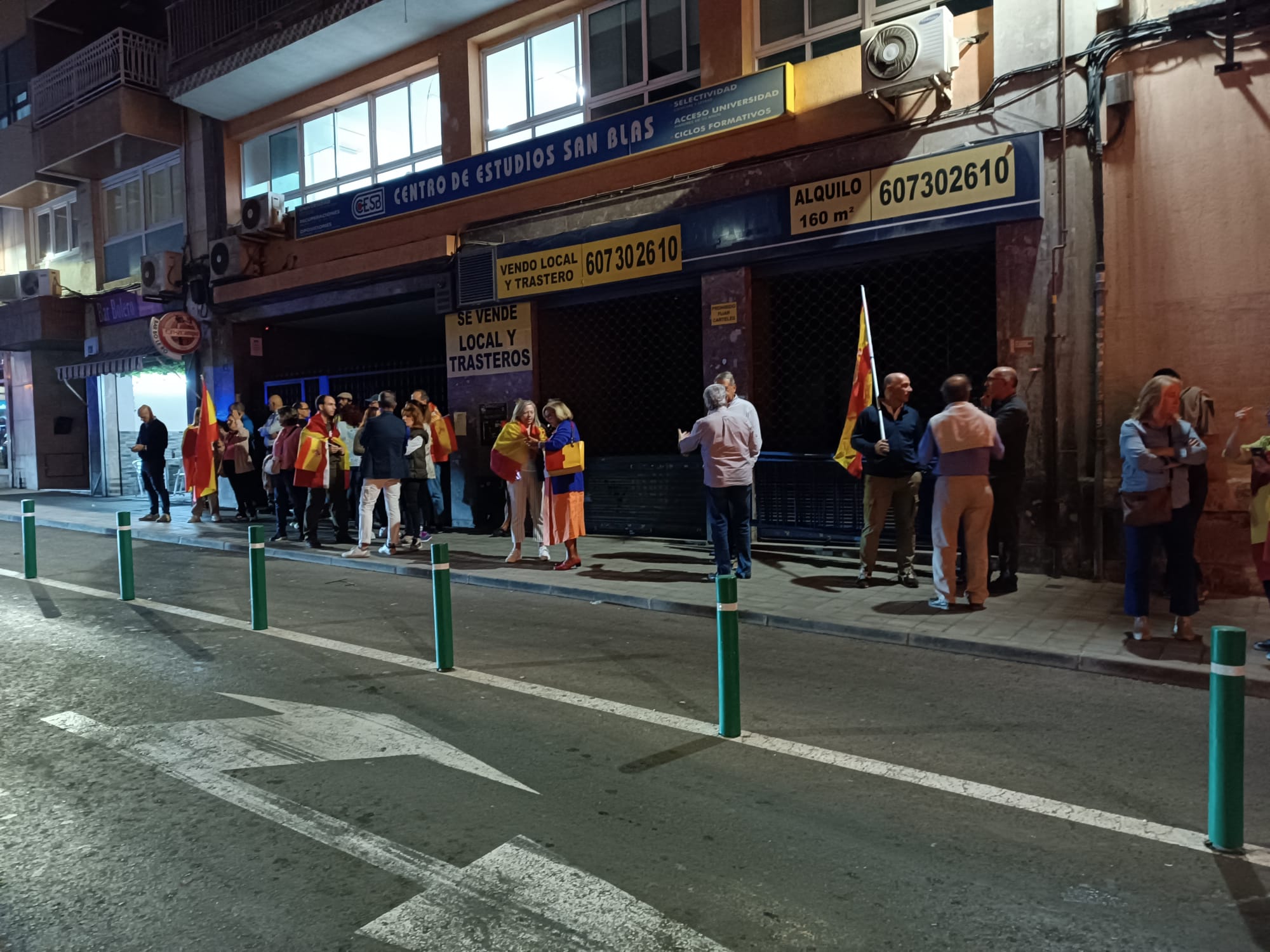 Manifestants contra l'amnistia davant la seu del PSOE d'Alacant (14 de novembre del 2023)