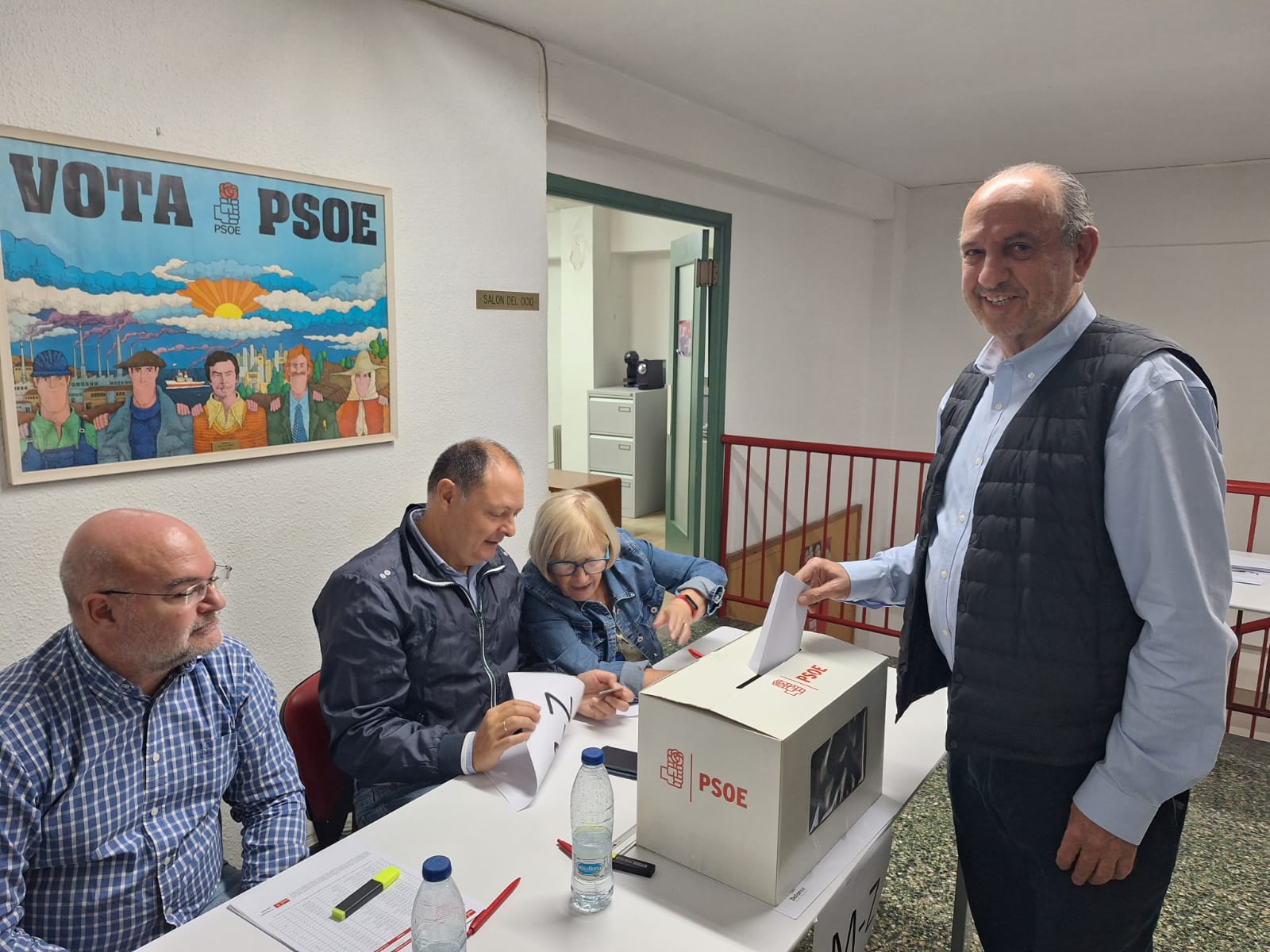 Miguel Millana, secretari local del PSPV d'Alacant, en una votació interna del partit