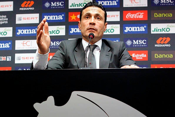 GRA285. VALENCIA, 22/12/2013.- El presidente del Valencia, Amadeo Salvo, durante una rueda de prensa en la que ha explicado que el empresario de Singapur Peter Lim ha propuesto a Bankia adquirir el club antes del 15 de enero de 2014, tras las conversaciones mantenidas entre todas las partes implicadas en la operación, incluida la Generalitat. EFE/Juan Carlos Cárdenas