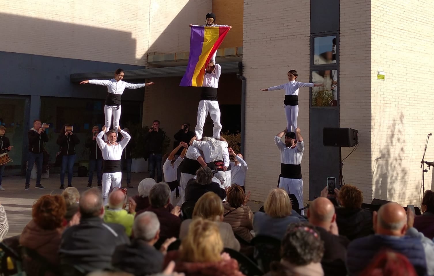 La Moixeranga de la Penyeta Blanca, acompanyats per la Colla del Mal Passet, va desplegar una bandera republicana