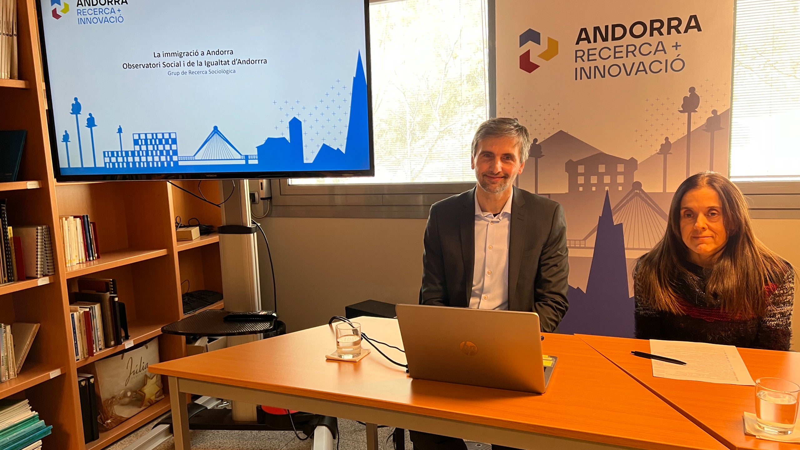 El coordinador i l'investigadora de l'àrea de sociologia d'Andorra Recerca + Innovació, Joan Micó i Pepita Batalla, durant la presentació dels resultats d'un estudi sobre la immigració | Albert Lijarcio | ACN