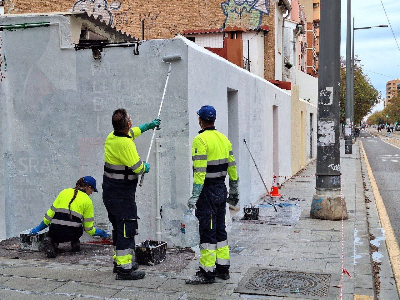 La brigada municipal de València tapant el mural solidari amb Palestina