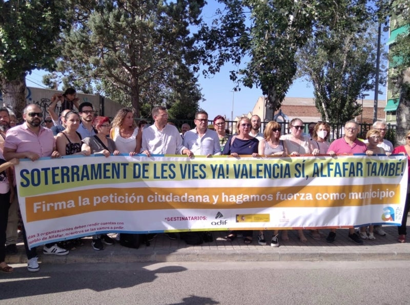 Concentració per a demanar el soterrament de les vies el 2022