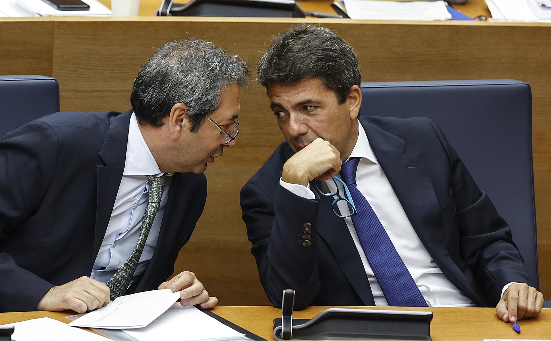 El president de la Generalitat, Carlos Mazón parla amb el llavors vicepresident i conseller de Cultura i Esport, Vicente Barrera, de Vox, en una imatge d'arxiu | Rober Solsona | EP