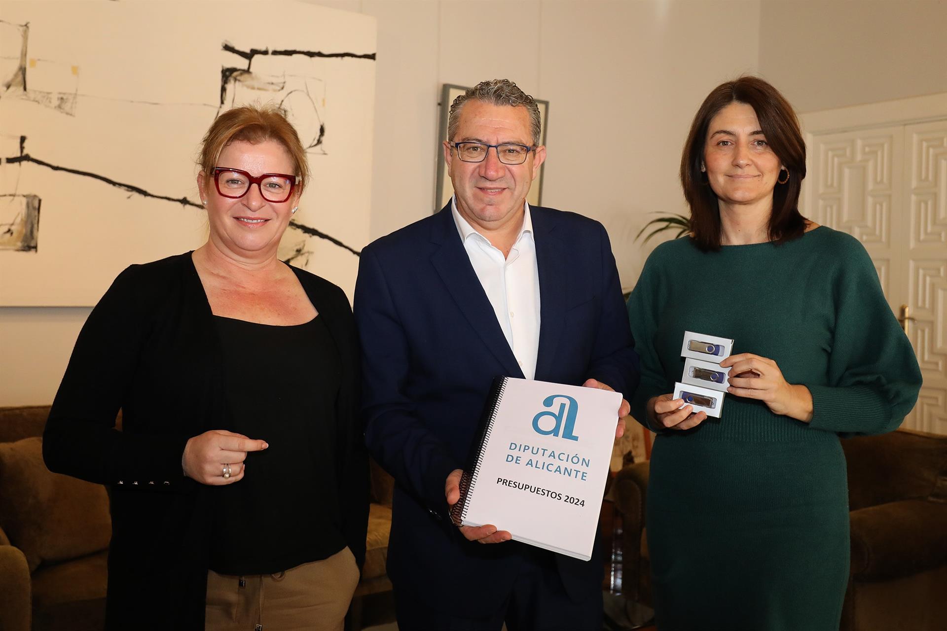 El president de la Diputació d'Alacant, Toni Pérez, amb les vicepresidentes Ana Serna i Marina Sáez / Europa Press