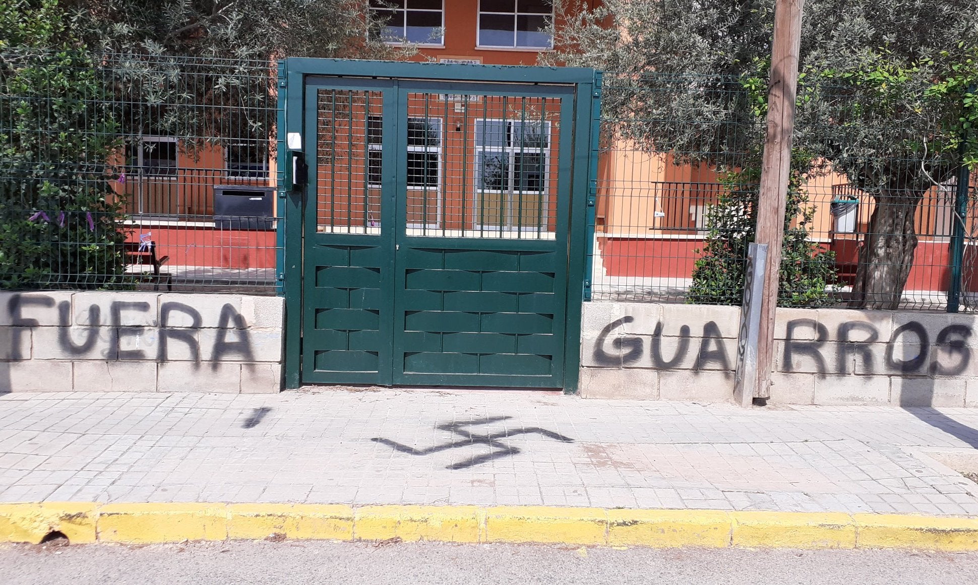 Pintades nazis a la porta de l'escola La Masia de Museros fetes el 2022 | Isa Barrajón, a X
