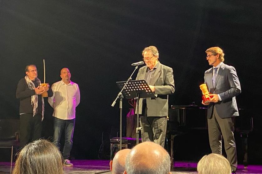 Francesc Aguilar, autor d'«El Dietari de Matilde Salvador. Poesia, música i passió», en l'acte de lliurament del Premi de Teatre Breu «Evarist Garcia»