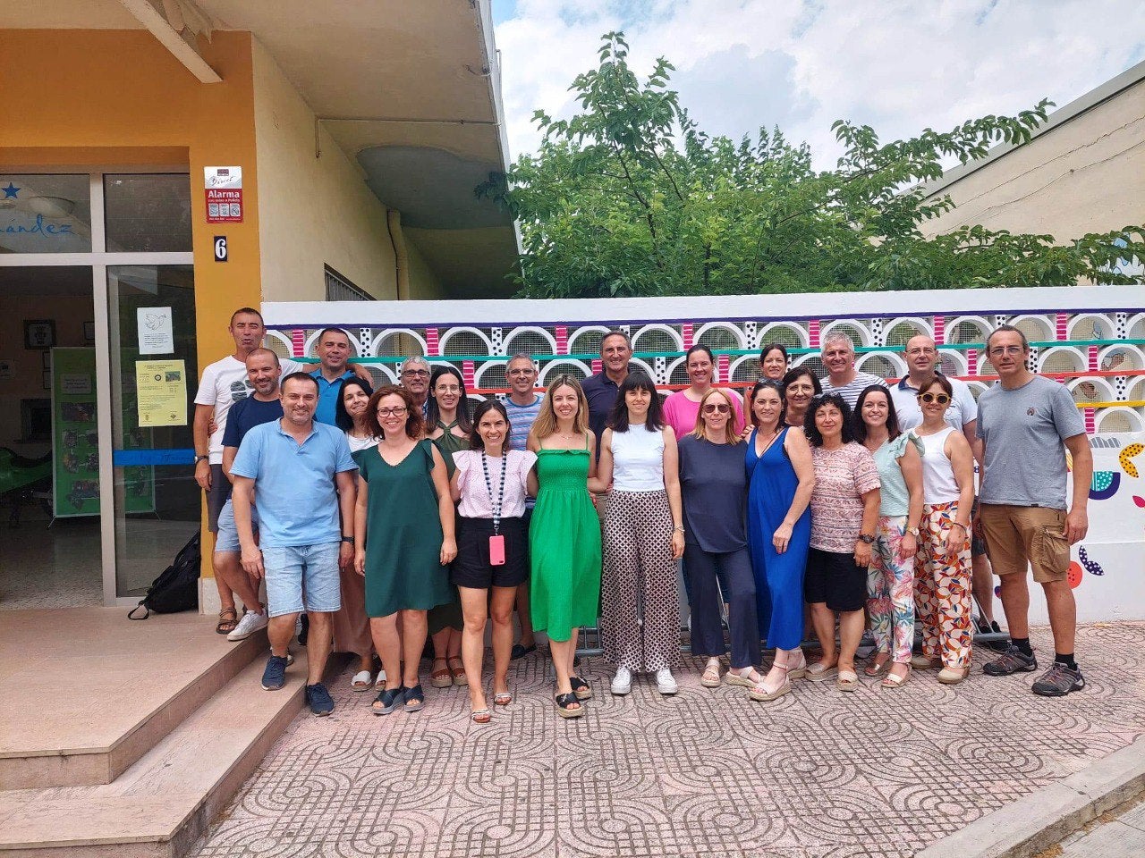 L'equip docent del Col·legi Hernández posa davant la porta del centre