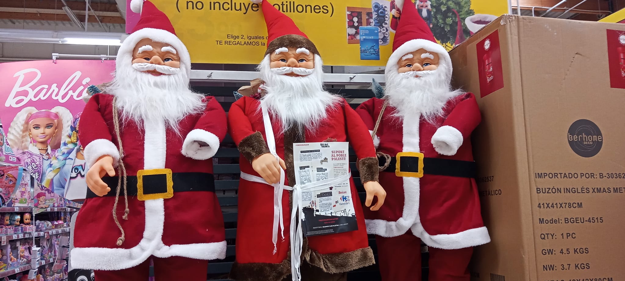 Un Pare Noel de joguina crida al boicot a Carrefour a la tenda d'aquesta cadena del centre comercial El Saler