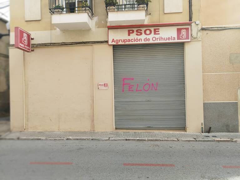 Pintada a la seu del PSPV d'Oriola