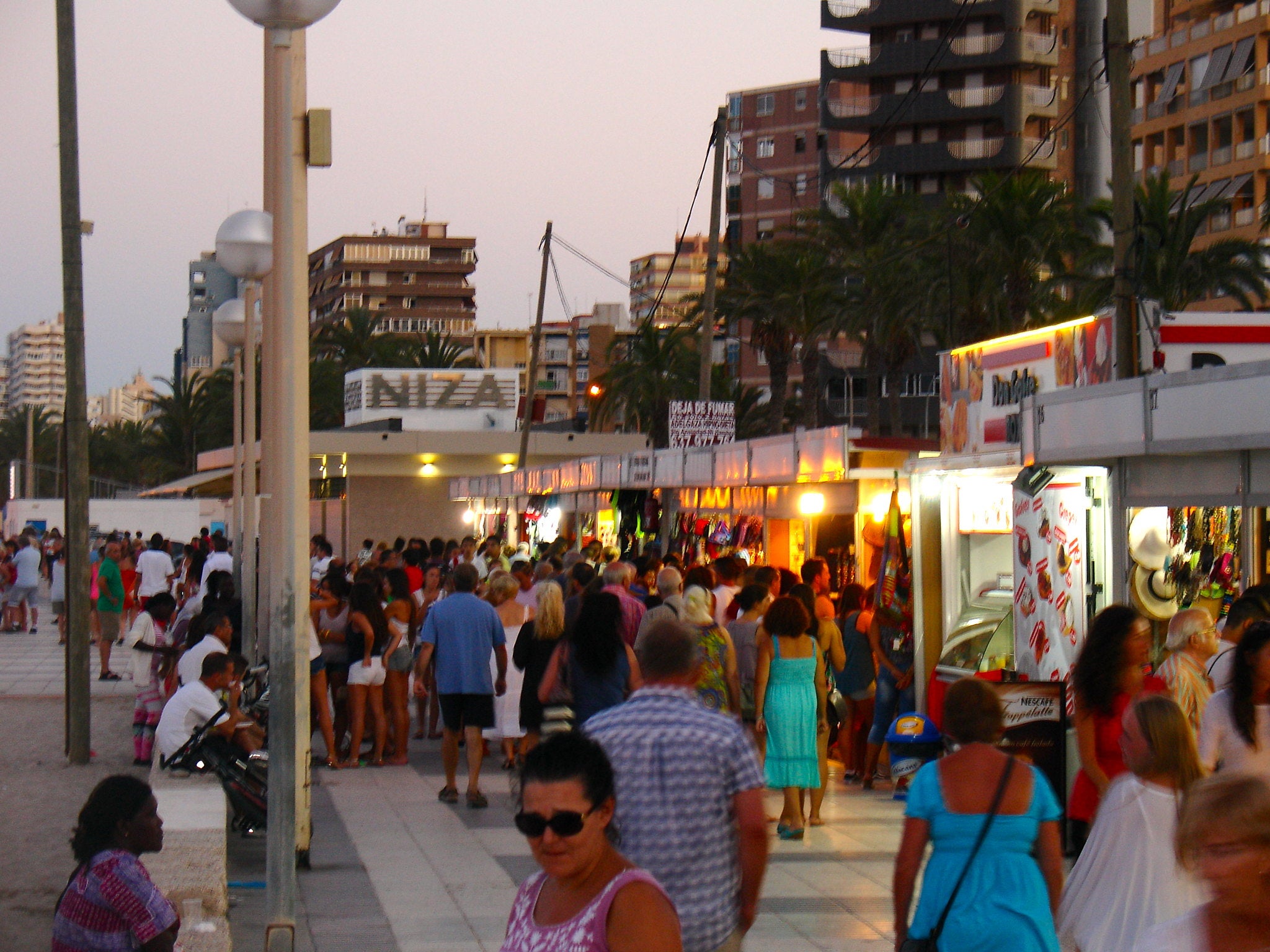 Turistes al passeig de la platja de Sant Joan, a Alacant