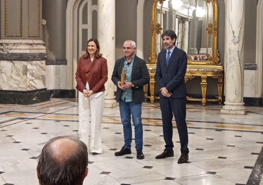 Juli Capilla recollint el premi amb María José Catalá i Jose Luis Moreno